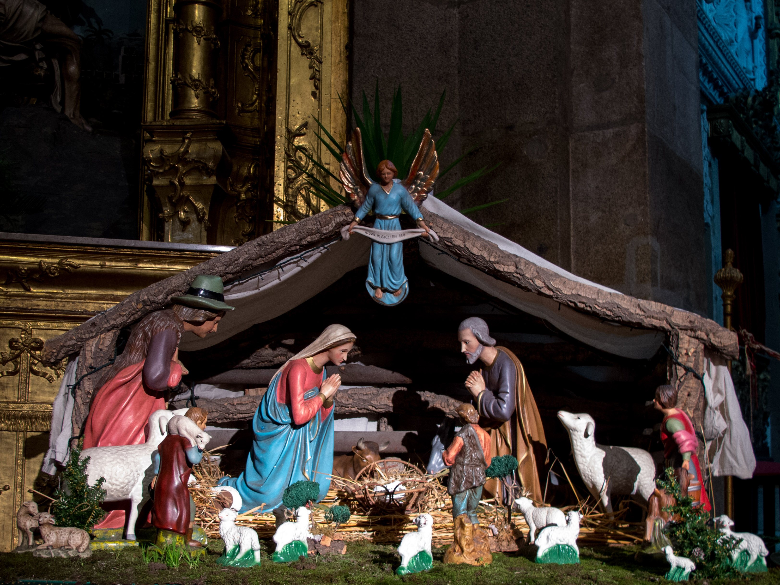 Este Belén se puede encontrar en la Igreja de São Ildefonso, en la Praça da Batalha cerca de la Rua de Santa Catarina. Todavía no tiene el niño Jesús (que sólo será colocado el día 25 de Diciembre) ni los Reyes Magos (que llegan la noche del día 5 de Enero).