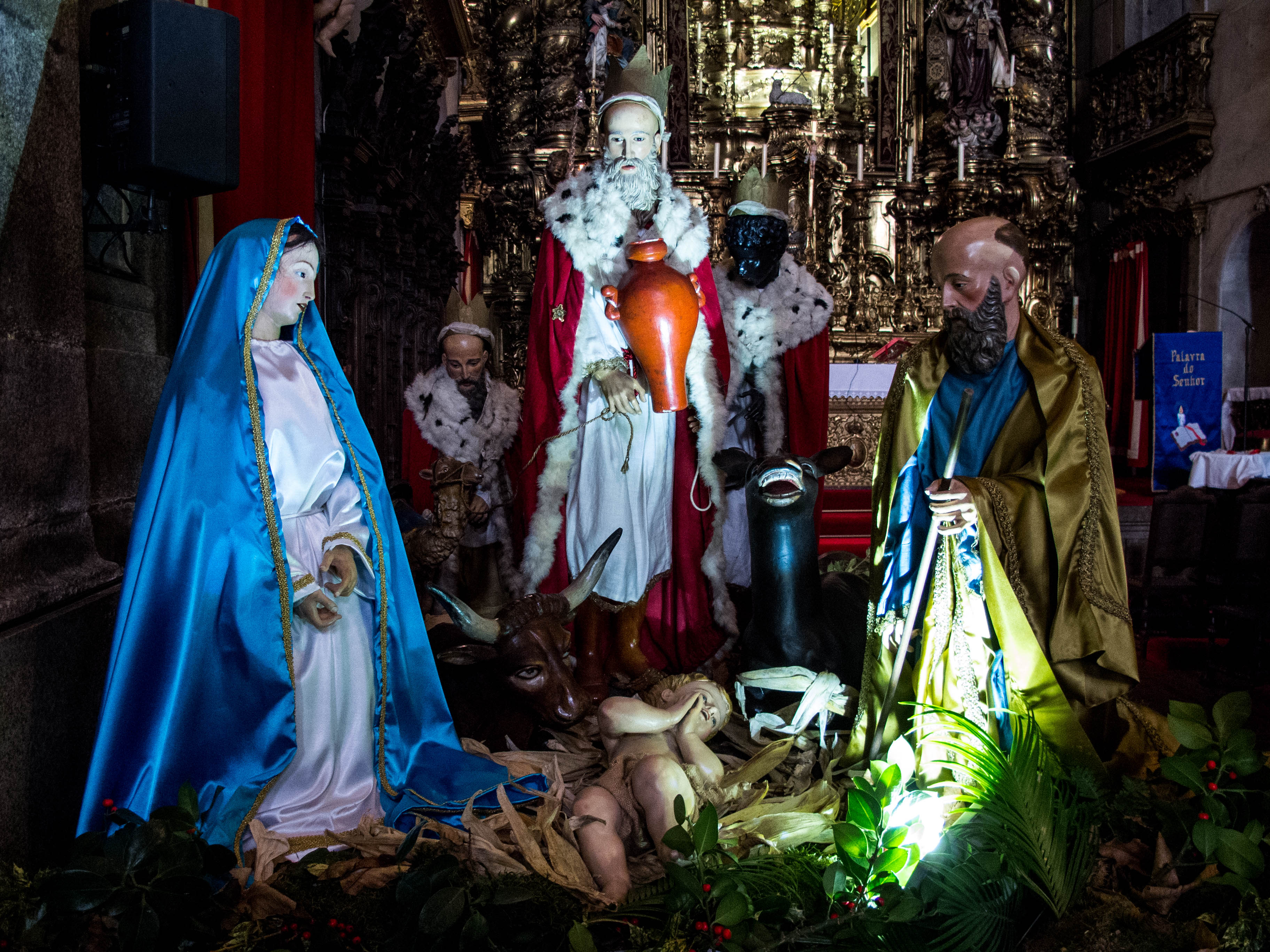 Fíjense en este curioso Belén de la Igreja do Carmo, las estatuillas llevan ropa de verdad, y los Reyes Magos llegaron temprano! La foto es del día 17 de diciembre).