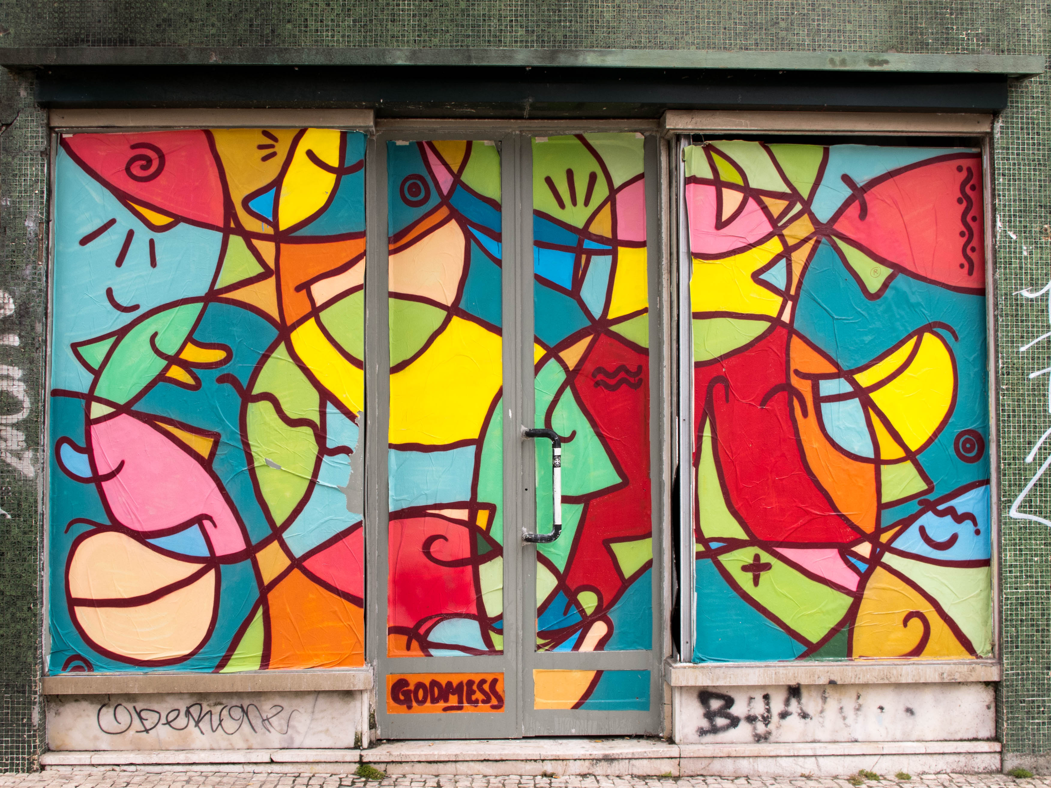 escaparate de tienda colorido en Oporto