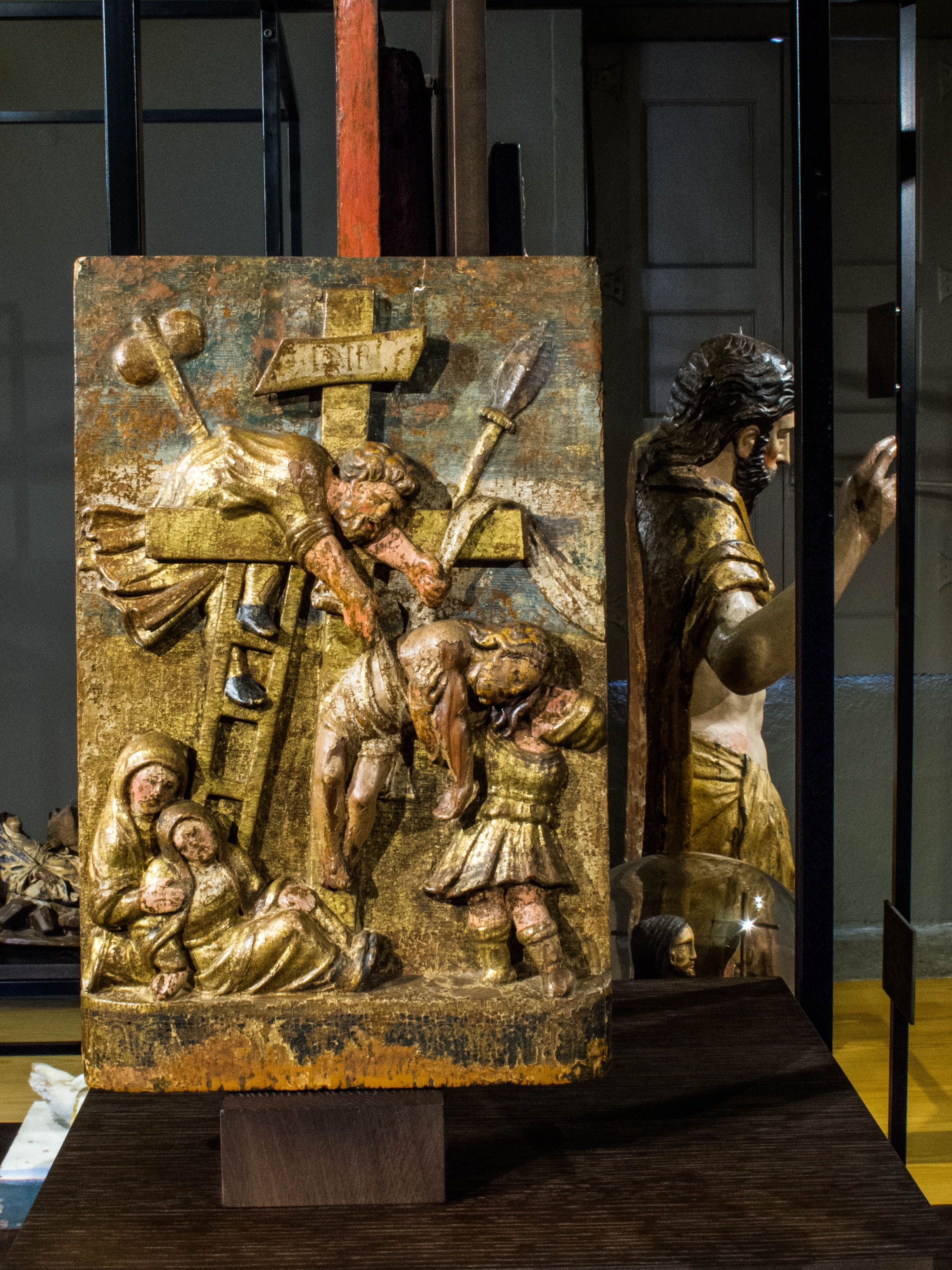 Bajada de la Cruz – bajo relieve de talla dorada (siglos XVII-XVIII)