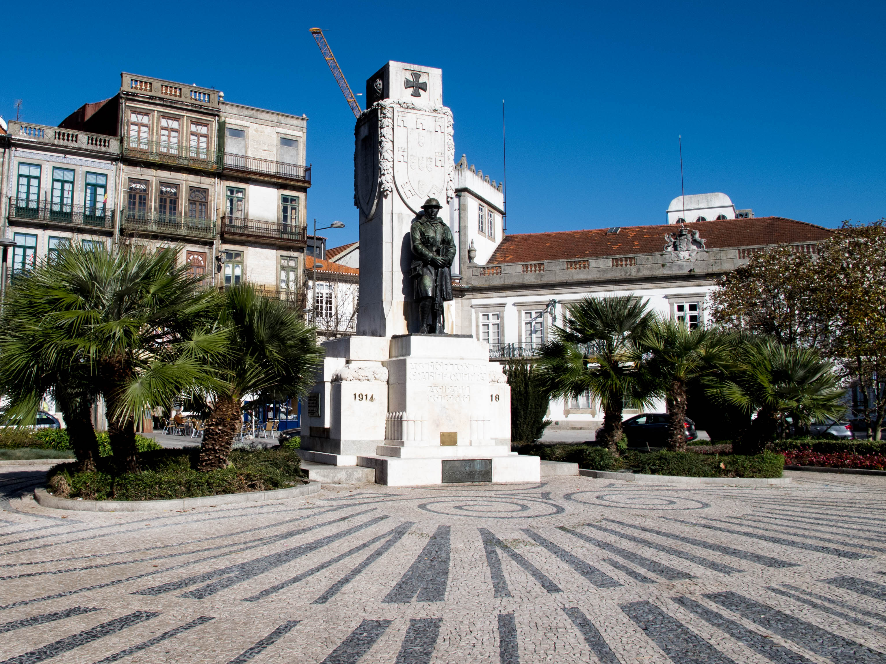 The statue at the Center of Carlos Alberto Square, represents the "unkown soldier"