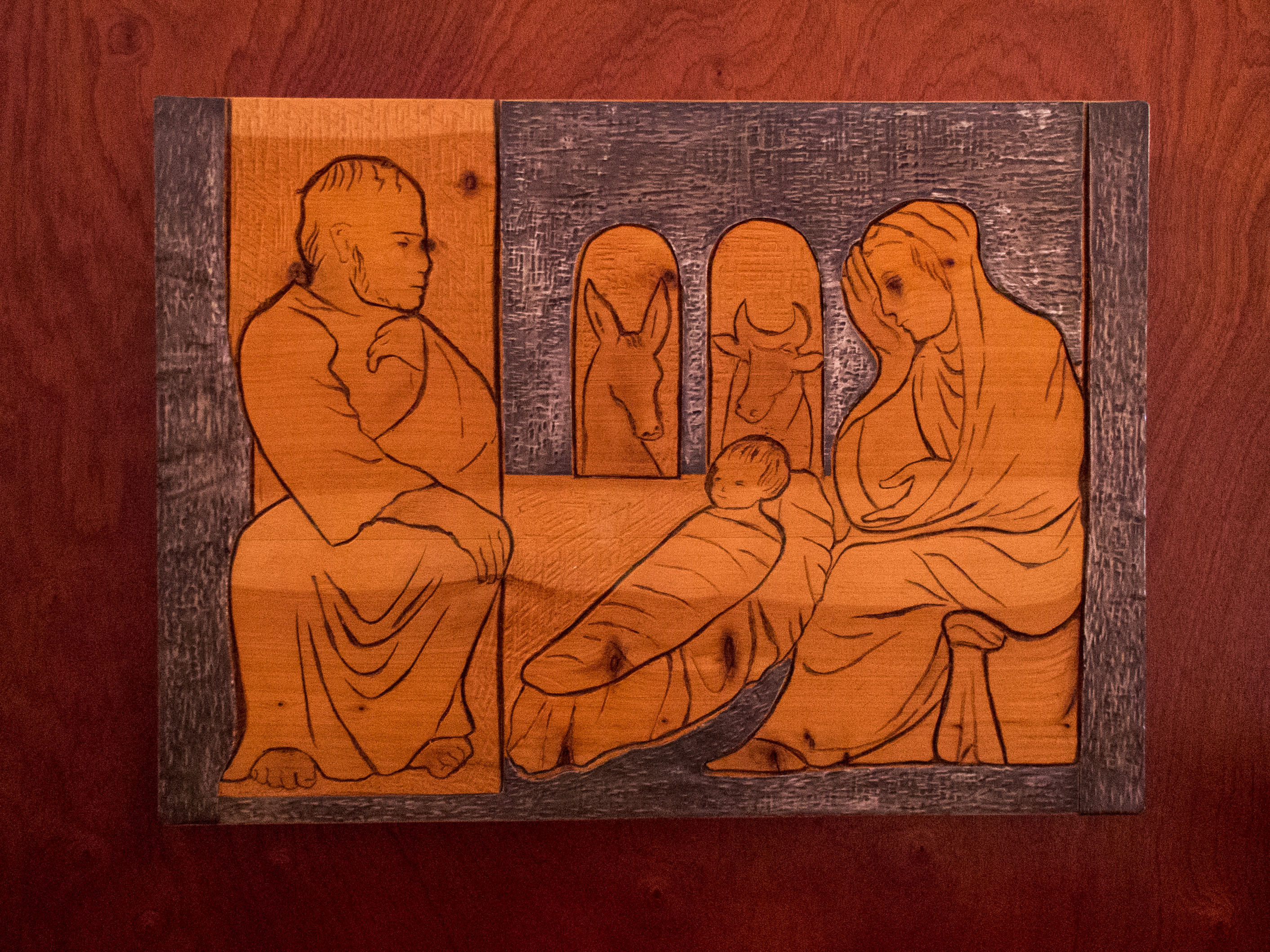 Representación contemporánea en madera y plata del nacimiento de Jesús por Irene Vilar, un escultora muy querida en Oporto En la Igreja dos Grilos hay una sala dedicada a su trabajo, donde se encuentra esta pieza