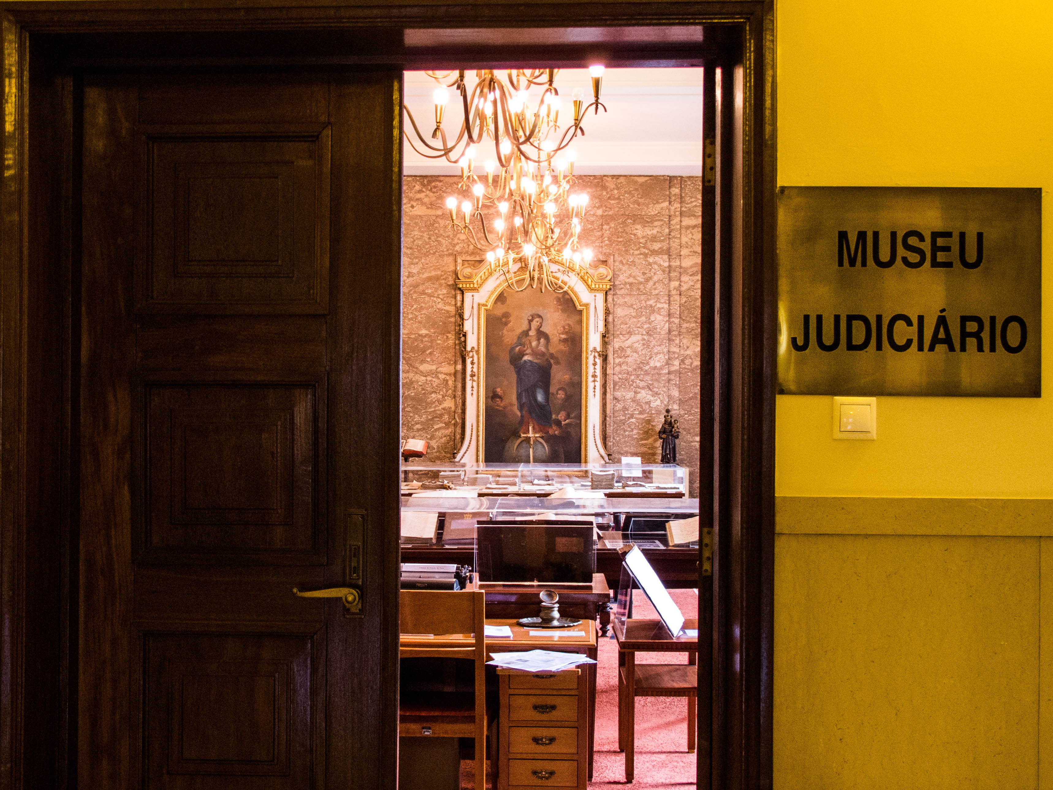 Uma porta aberta revela o interior do museu Judiciário no Palácio da Justiça
