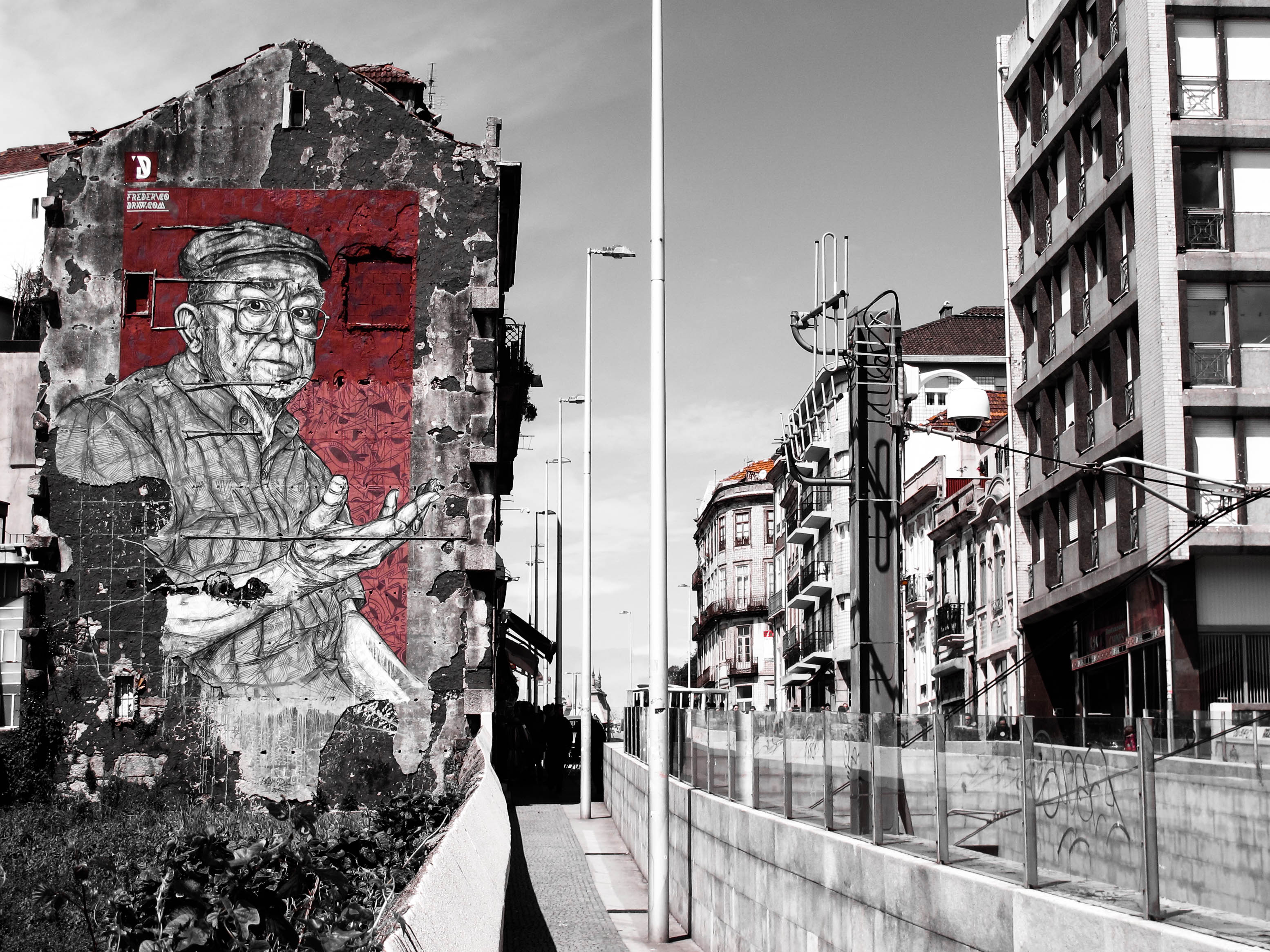 figura de hombre en blaco y negro con fondo rojo en Oporto