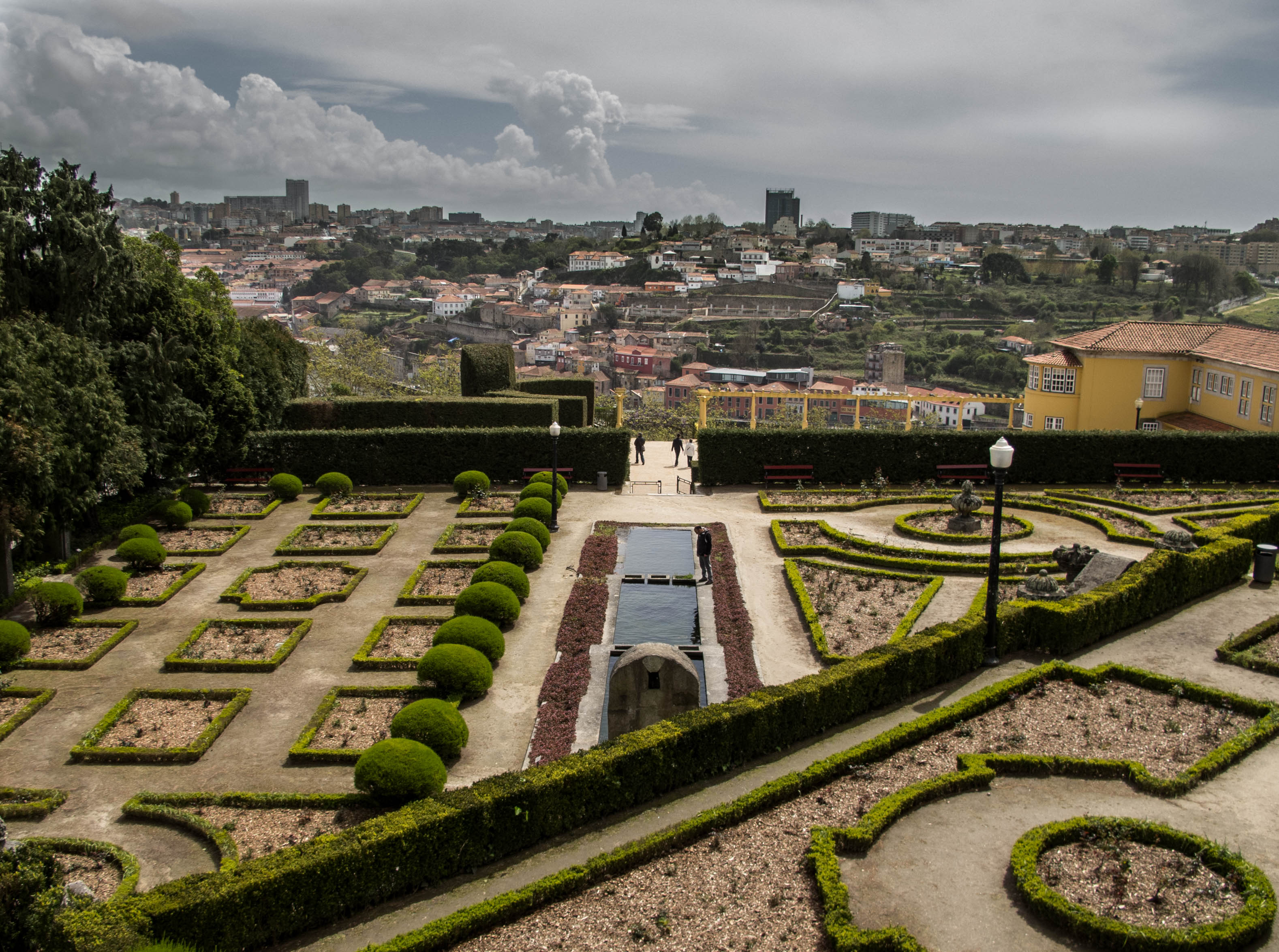 Terraza ajardinada del Palácio de Cristal de Oporto
