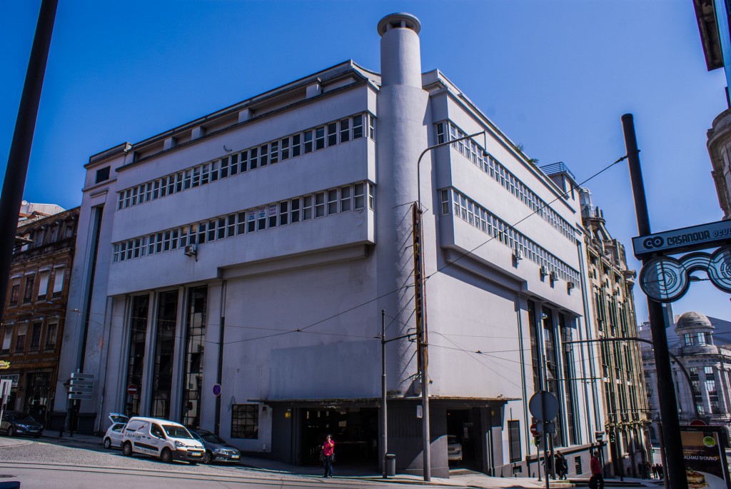Vista sobre a totalidade do edifício da Garagem do Comércio do Porto.