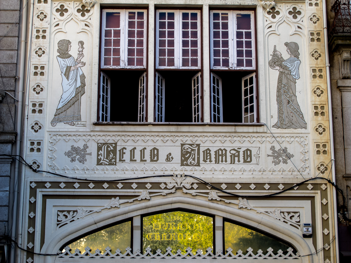 Lello's façade depicting Arts and Science